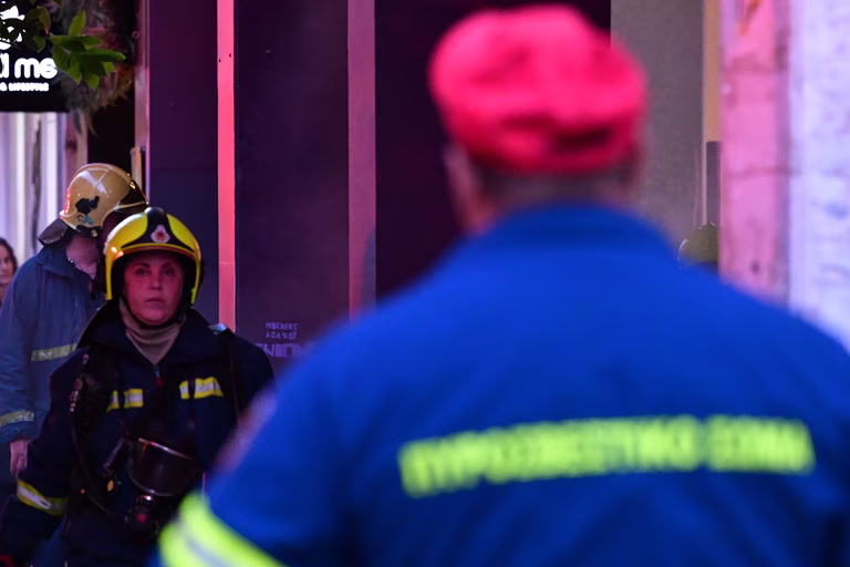 Μεγάλη φωτιά σε διώροφο κτίριο στην Καλλιθέα