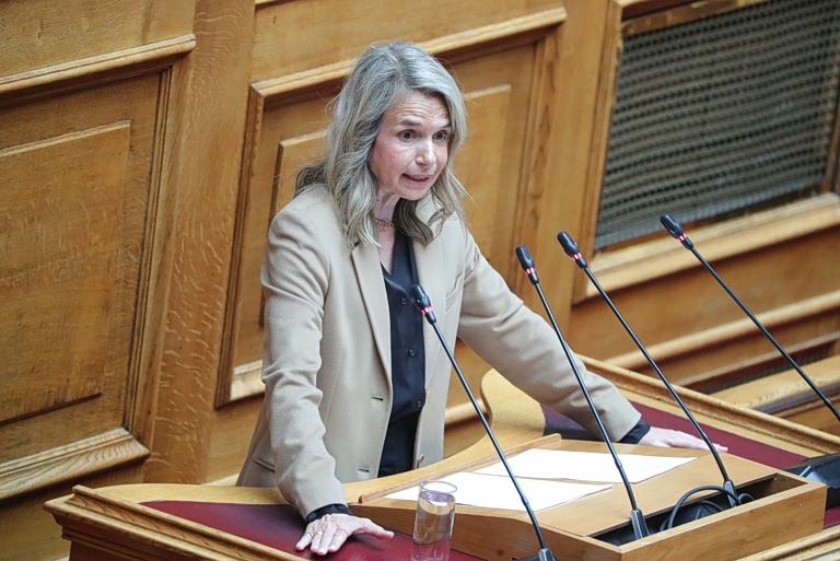 «Οι παρακρατικοί μηχανισμοί δεν είναι πατριωτικό καθήκον» – Τι λέει η Μιλένα Αποστολάκη για τους κοινούς στόχους ΕΥΠ και Predator