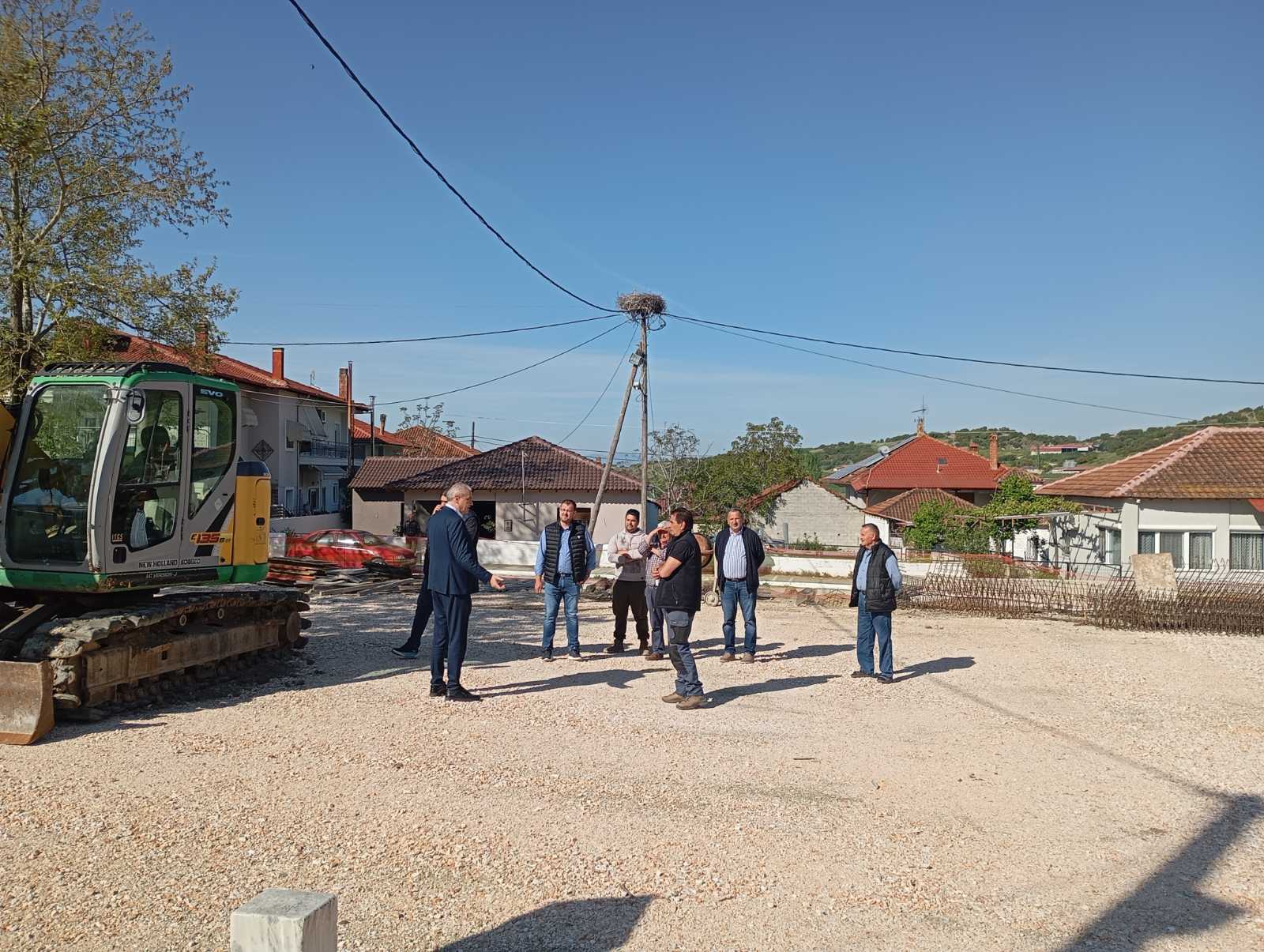 Δήμος Ελασσόνας: Σε εξέλιξη οι εργασίες ανάπλασης στην πλατεία Καλυβίων