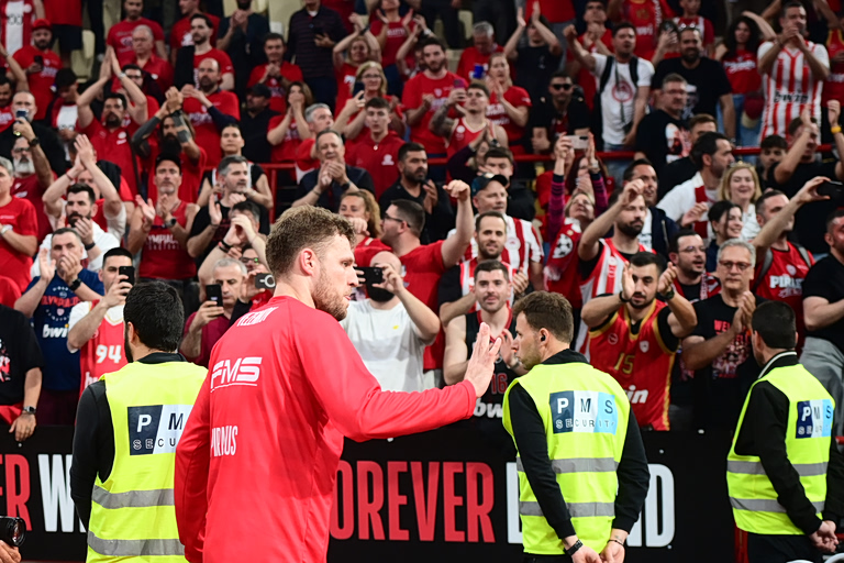 Βεζένκοφ: «Τιμή μας όταν έρχονται θρύλοι του αθλητισμού»