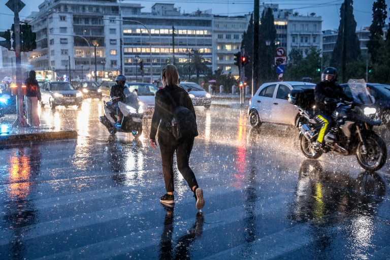 Καιρός: Σκηνικό φθινοπώρου και ξαφνική νεροποντή στην Αθήνα – Βγήκαν ξανά ομπρέλες και αδιάβροχα