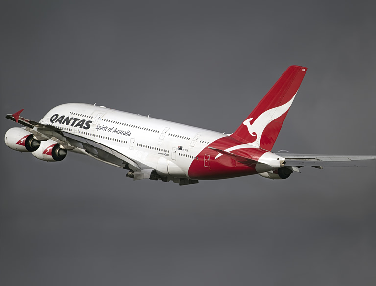 Αναστάτωση σε πτήση της Qantas – Επιβάτης έβριζε το πλήρωμα και δάγκωσε αεροσυνοδό