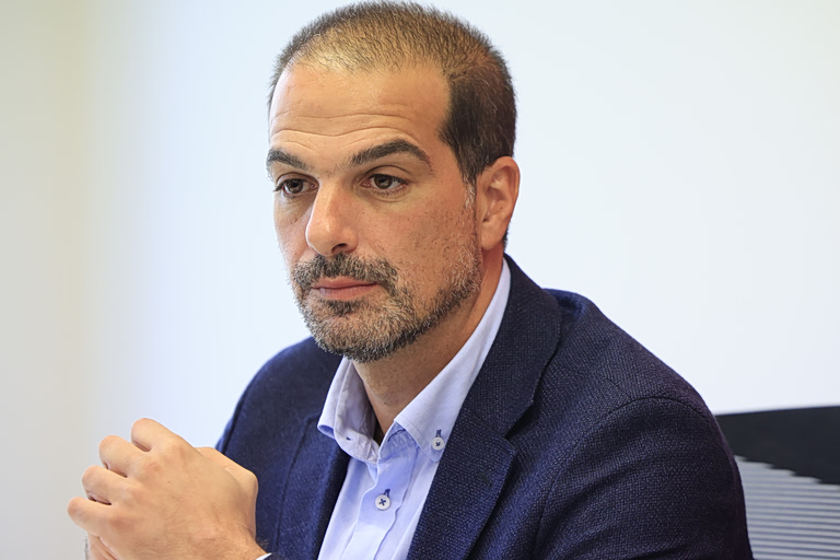 Σακελλαρίδης: Παρακολουθούμε σε live μετάδοση τον εκβιασμό του πρωθυπουργού από τον Ντίλιαν