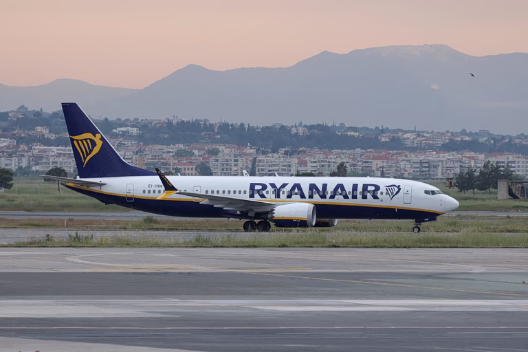 Έρευνα κατά της Ryanair για χρεώσεις στους γονείς που κάθονται με τα παιδιά τους