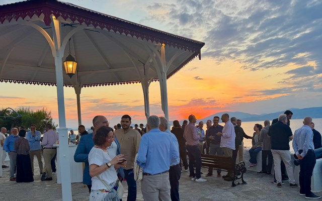 Η Ύδρα των Ασφαλιστών: Συζητήσεις και συναντήσεις που διαμορφώνουν μια ολόκληρη αγορά.