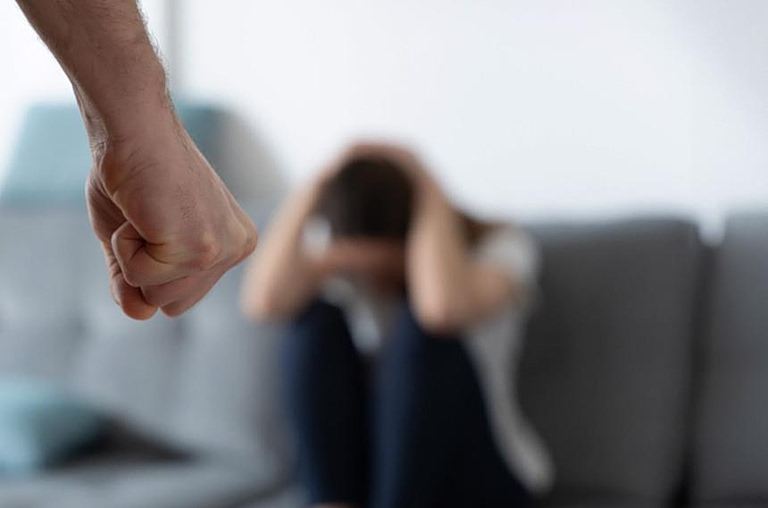 Αστυνομικοί στην Πάτρα έσπασαν την πόρτα για να σώσουν γυναίκα που ξυλοκοπείτο άγρια από τον άνδρα της