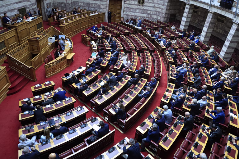 Βουλή: Συζητείται το μεσημέρι τροπολογία που προβλέπει σύσταση μόνιμου υπηρεσιακού υφυπουργού στο ΥΠΕΞ