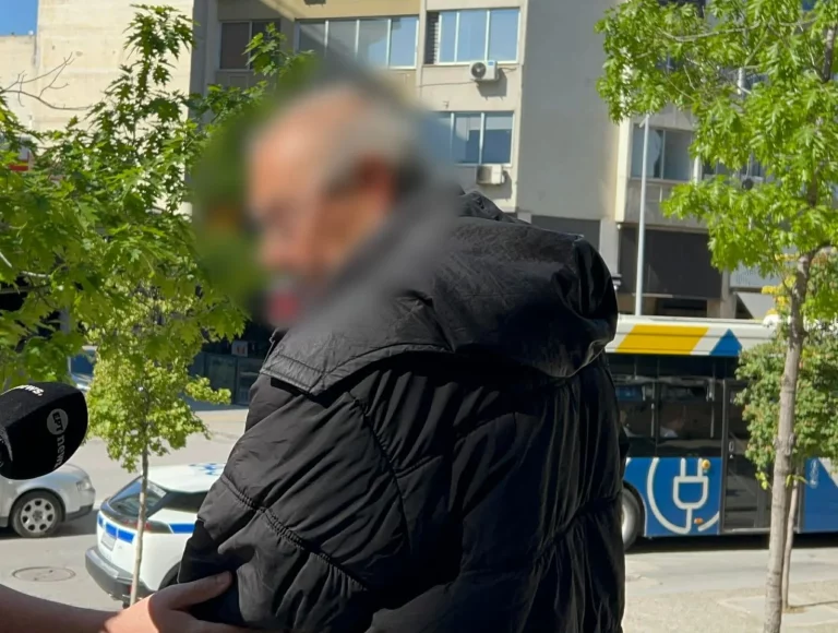 Θεσσαλονίκη: Δίωξη στον ηλικιωμένο που εισέβαλε με σφυρί σε τράπεζα – Τι ισχυρίστηκε ο ίδιος