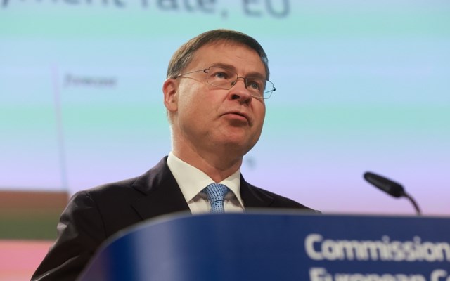Σταθερή ανάπτυξη και ταχεία μείωση του χρέους βλέπει η Κομισιόν