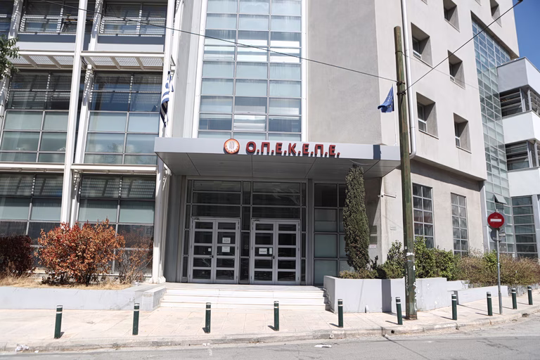 Και ξαφνικά στο Μαξίμου ένοιωσαν μια ευφορία, όμως του ΟΠΕΚΕΠΕ το σκάνδαλο είναι μεγάλη ιστορία