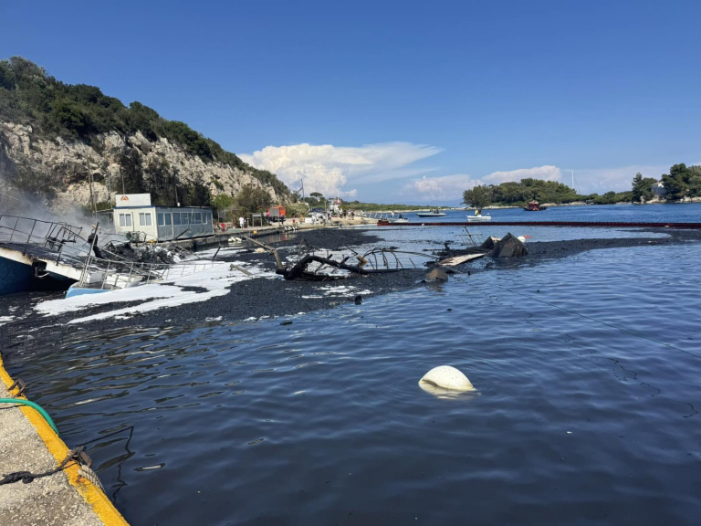 Παξοί: Στη μηχανή καταμαράν με 4 τουρίστες ξεκίνησε η μεγάλη φωτιά στα σκάφη – Νέες εικόνες από το λιμάνι