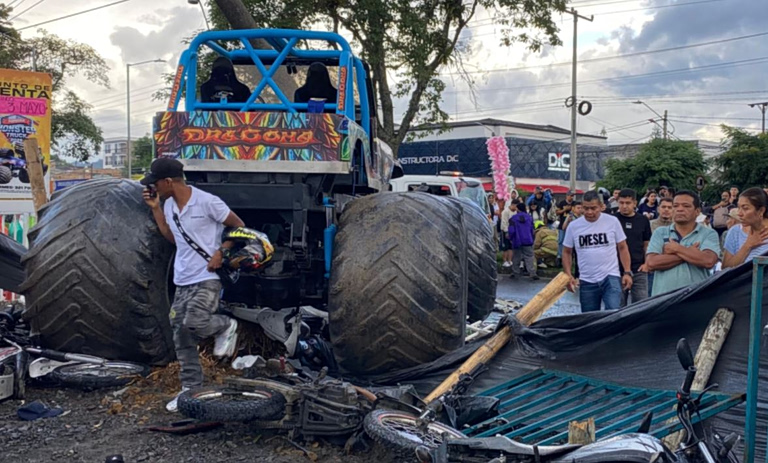 Monster Truck στην Κολομβία παρέσυρε τουλάχιστον 38 άτομα – Δύο άτομα έχασαν τη ζωή τους (βίντεο)