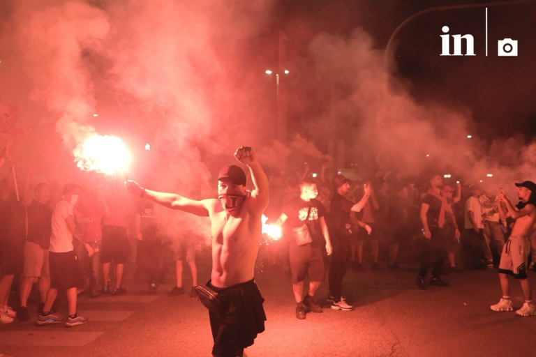 Κάηκε ο Πειραιάς – Πανηγυρίζουν οι οπαδοί των «ερυθρόλευκων»