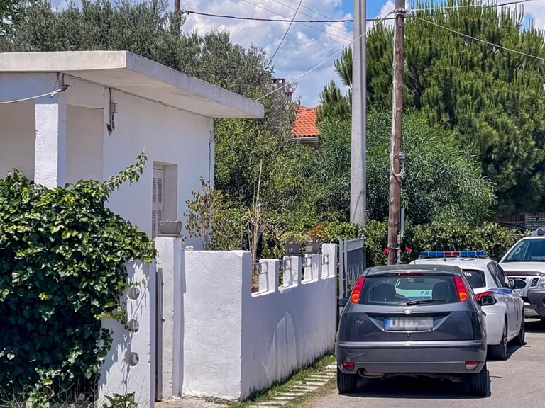 Διπλό έγκλημα στο Αίγιο: Τα σενάρια για το κίνητρο του δράστη – Μαχαίρωσε 27 φορές τη μητέρα και 6 φορές τον γιο