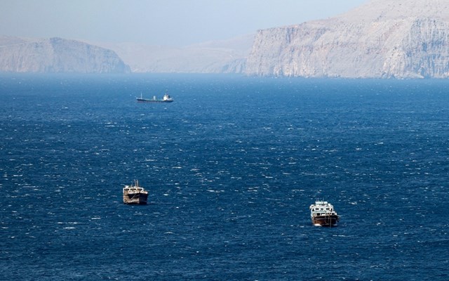 ΗΑΕ και Έλληνες εφοπλιστές στη μάχη για να μείνει ανοικτό το Στενό του Ορμούζ