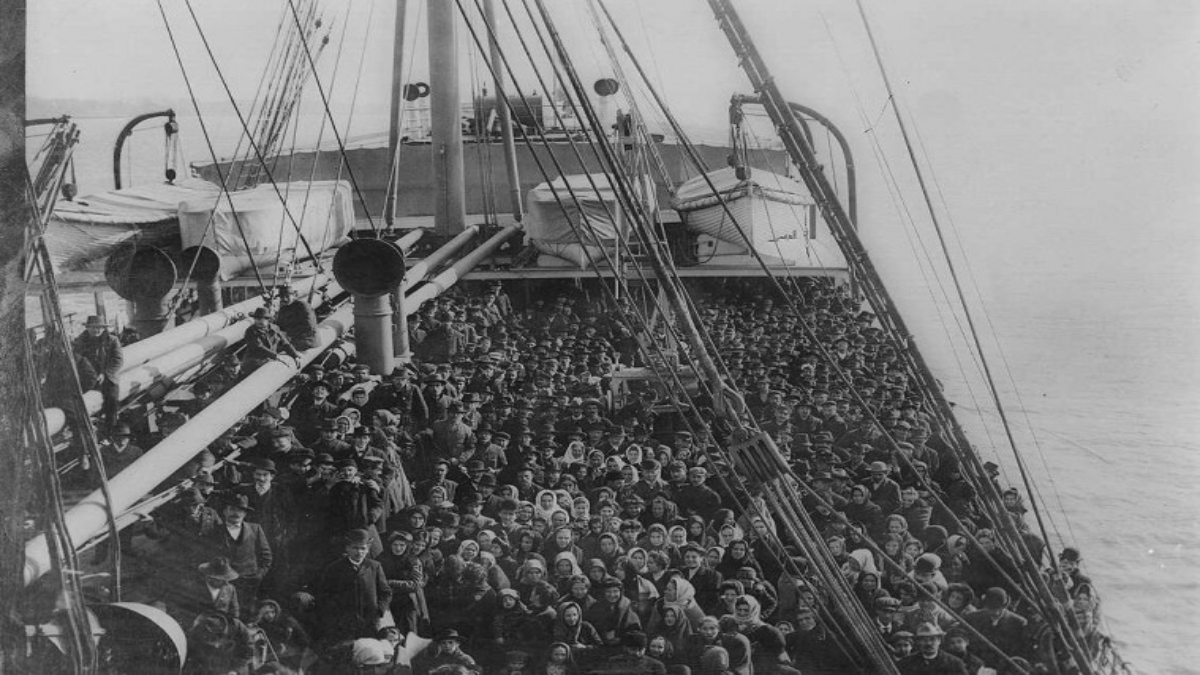 “ΠΥΛΕΣ ΕΞΟΔΟΥ ΠΡΟΣ ΤΗΝ ΑΜΕΡΙΚΗ. Η οικονομία της υπερατλαντικής μετανάστευσης στα ελληνικά λιμάνια (1890-1940)” της Γιώτας Τουργέλη