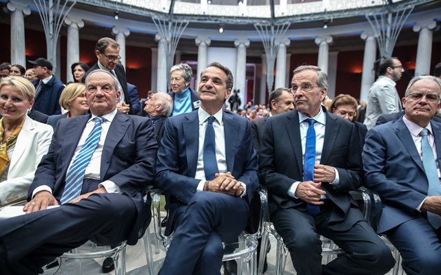 Ο Μητσοτάκης στο υπουργικό, με το βλέμμα στο κόμμα Τσίπρα και τη νέα παρέμβαση Καραμανλή