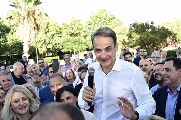 ΝΔ: Σε τροχιά «αλλάξτε χρώμα στο γκρίζο» ο Μητσοτάκης – «Ψαρεύει» σε γνωστά νερά αλλά… παραμονεύει θαλασσοταραχή