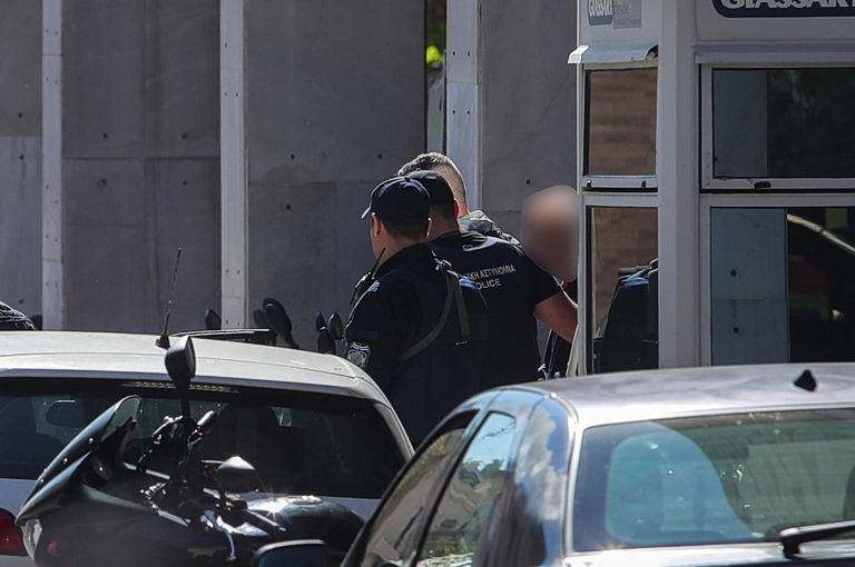 Το σχέδιο, τα όπλα και οι πυροβολισμοί – Ολη η απολογία του 89χρονου «πιστολέρο» για την επίθεση σε ΕΦΚΑ και Πρωτοδικείο