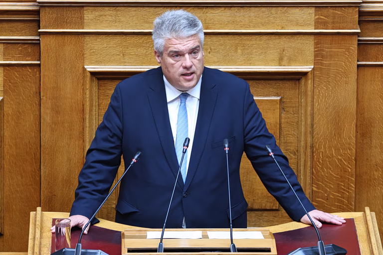 Διακριτική μεταχείριση υπαλλήλων και αντισυνταγματικότητα καταγγέλλει ο Χρυσομάλλης της ΝΔ στον Κώδικα για τους ΟΤΑ