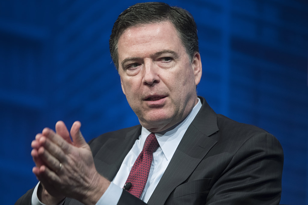 Παραδόθηκε ο πρώην διευθυντής του FBI Τζέιμς Κόμι που κατηγορείται ότι απείλησε τη ζωή του Τραμπ