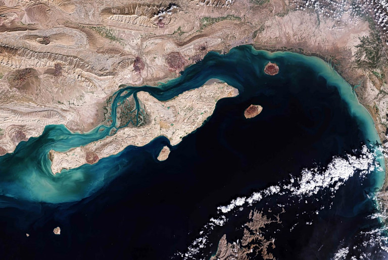 Εκρήξεις στο Ιράν στην παράκτια πόλη – λιμάνι του Μπάνταρ Αμπάς και στην νήσο Κεσμ