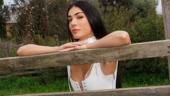 Η Ήβη Αδάμου μας σαγηνεύει…. με το νέο της βίντεο κλιπ «Ξελογιάστρα»