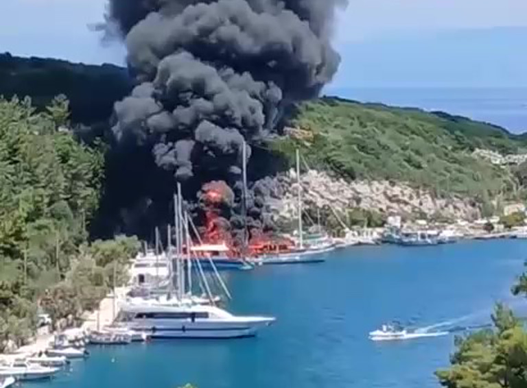 Φωτιά στους Παξούς: Συνελήφθη ο κυβερνήτης του τουριστικού σκάφους από το οποίο επεκτάθηκαν οι φλόγες