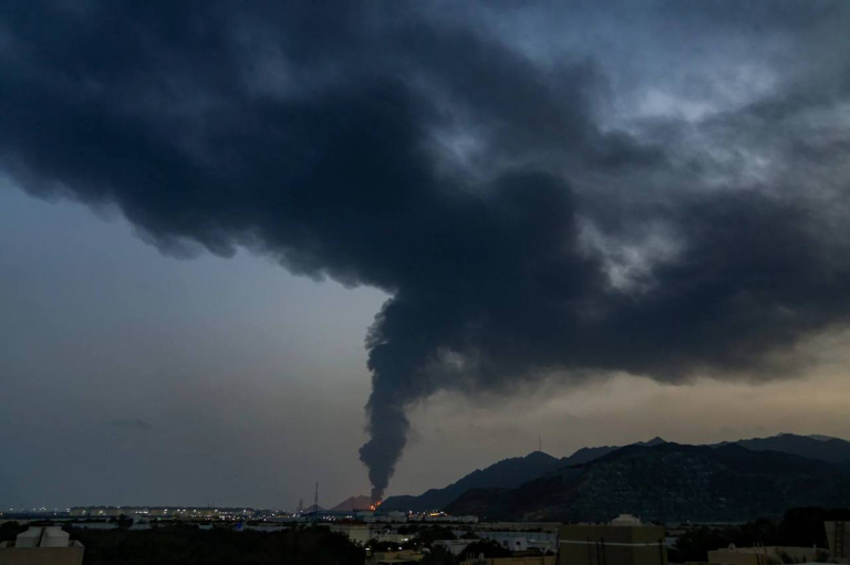 Επίθεση του Ιράν στα Εμιράτα, φωτιά σε πετρελαϊκή εγκατάσταση στη Φουτζάιρα – Πτήσεις προς Ντουμπάι και Σάρτζα εκτρέπονται