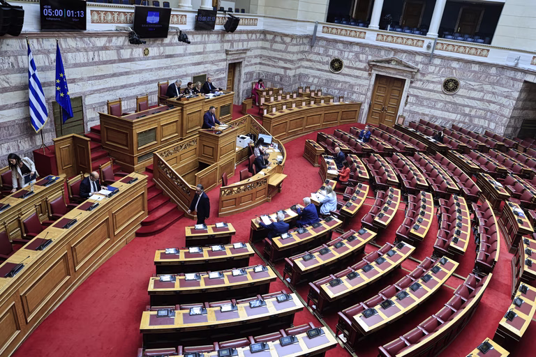 Βουλή: Η κυβέρνηση Μητσοτάκη καταθέτει νύχτα και τελευταία στιγμή, τις κρίσιμες τροπολογίες