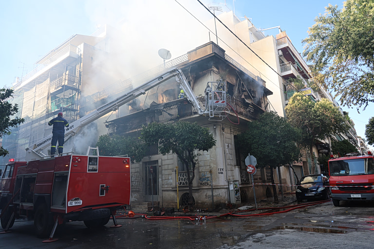 Βίντεο ντοκουμέντο από τη φωτιά στην Καλλιθέα – Η στιγμή που η 75χρονη πηδά από το μπαλκόνι για να σωθεί