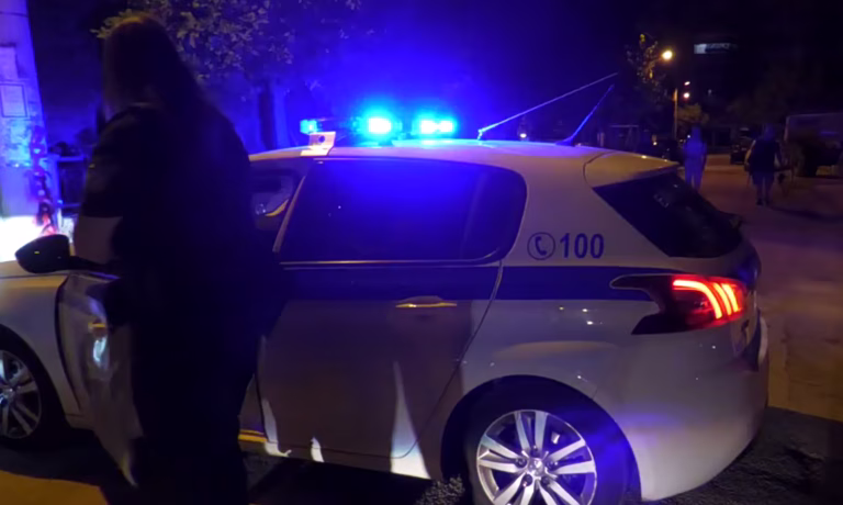 «Ακούσαμε καυγά και ουρλιαχτά, είδαμε το παιδί στα αίματα» – Μαρτυρίες για την άγρια συμπλοκή με τον ένα νεκρό στην Καλλιθέα