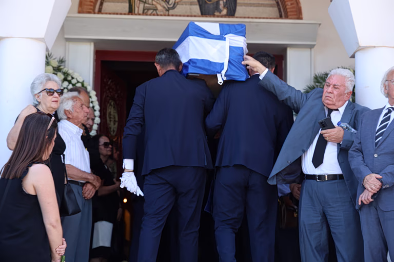 Συγκίνηση στο τελευταίο αντίο στον Γιώργου Σουφλιά – Παρόντες Μητσοτάκης, Καραμανλής