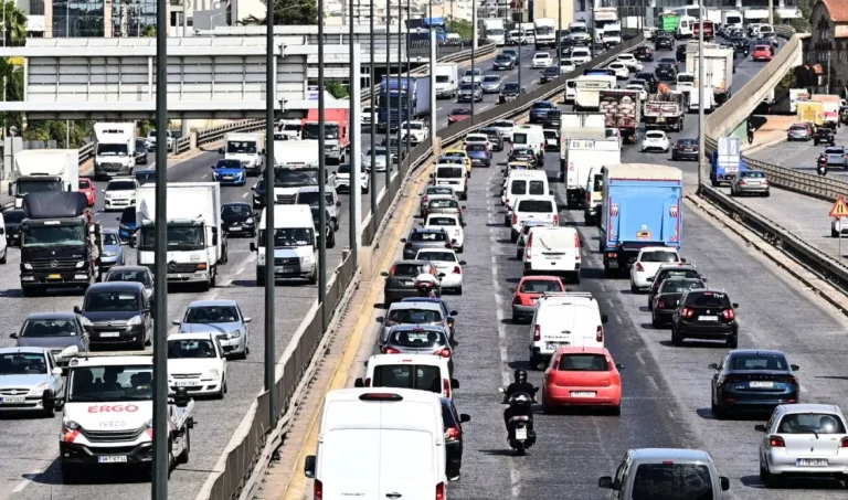 Φωτιά σε διάζωμα στη Λεωφόρο Κηφισού – Καθυστερήσεις στο ρεύμα προς Λαμία