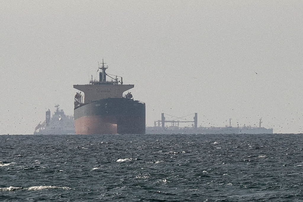 Δεξαμενόπλοιο χτυπήθηκε από «άγνωστα βλήματα» ανοικτά των ΗΑΕ