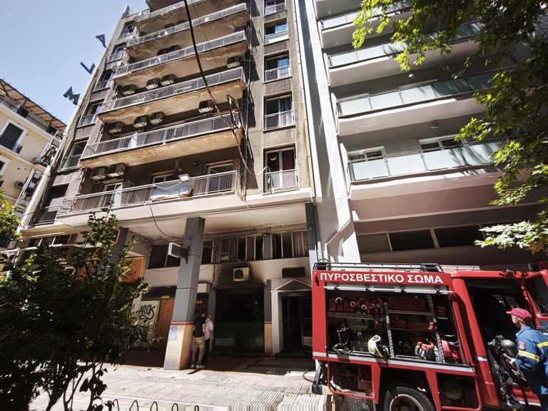 Ομόνοια: Από ηλεκτρονικό πατίνι εκτιμάται ότι ξέσπασε η φωτιά στο ξενοδοχείο – Διασωληνώθηκε 40χρονος