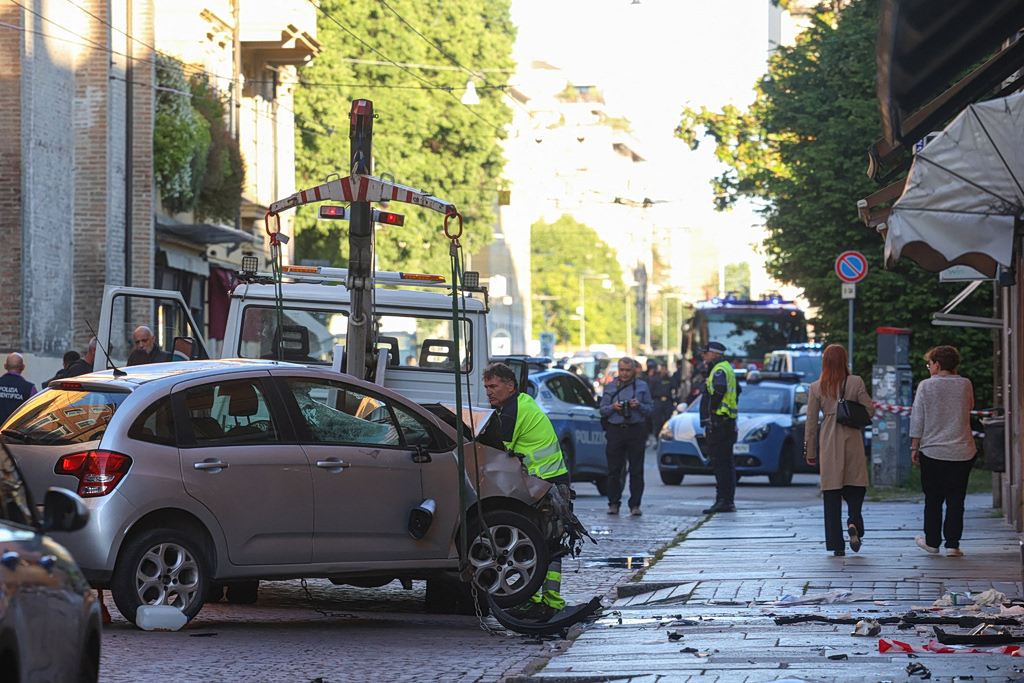 Επίθεση στη Μόντενα: Η στιγμή που αφοπλίζουν τον δράστη – Δύο τραυματίες ακρωτηριάστηκαν