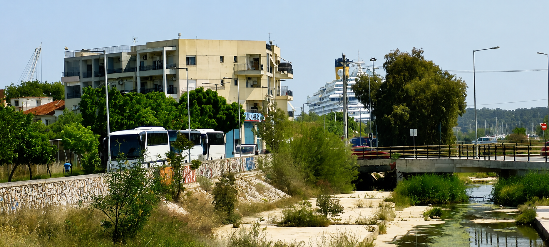 Χωρίς σήμανση και μέσα στα σκουπίδια η διαδρομή των τουριστών προς την ιστορική καρδιά του Βόλου