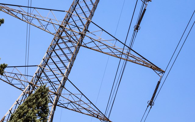 ΛΠ3: Το "κρυφό κόστος" της αγοράς ρεύματος επιστρέφει – Πώς φουσκώνουν οι λογαριασμοί παρά τις μηδενικές τιμές το μεσημέρι