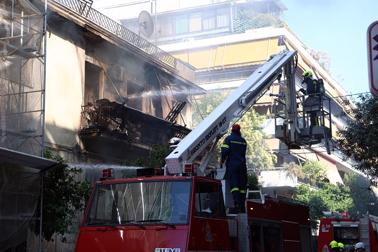 Μεγάλη φωτιά σε διώροφο κτίριο στην Καλλιθέα – Τραυματίστηκαν δύο ηλικιωμένοι