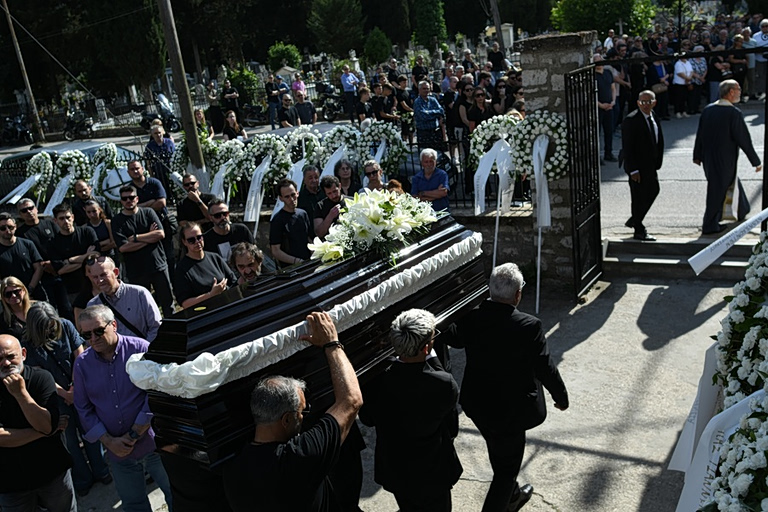 Σε κλίμα οδύνης και βαθιάς συγκίνησης η κηδεία του Μάριου Οικονόμου (pics)