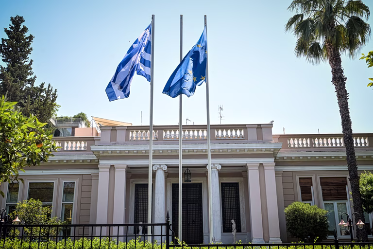 Εκτεθειμένο το Μαξίμου μετά τη φάρσα στον Ντόκο – επικαλείται «ανάλογες επιθέσεις» για να δικαιολογήσει το θέμα