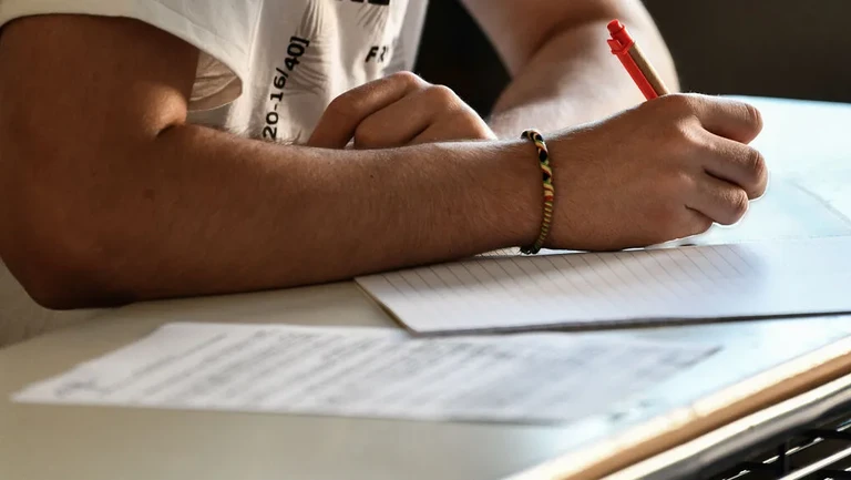 Πόσο δίκαιες είναι οι Πανελλαδικές; Γιατί η Ελλάδα «διψά» για γιατρούς και δικηγόρους; – Τι λέει σύμβουλος σταδιοδρομίας