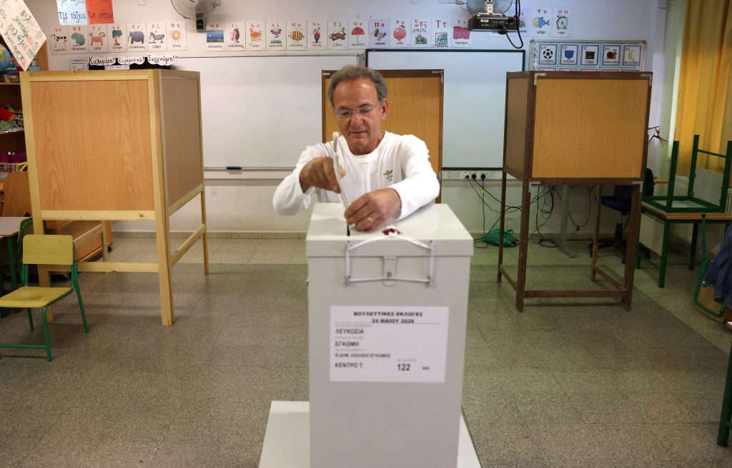 Κύπρος: Ντέρμπι ανάμεσα σε ΔΗΣΥ και ΑΚΕΛ και επτακομματική Βουλή δείχνουν τα πρώτα exit poll των εκλογών