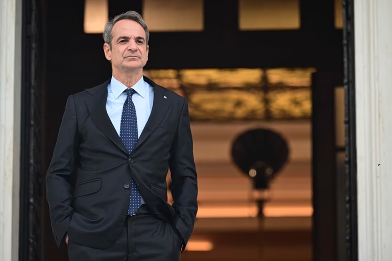 Τρία «γαλάζια» σενάρια για την πρώτη κάλπη: Οι πιέσεις στο ΠΑΣΟΚ, το φλερτ με Λατινοπούλου, ο «ρυθμιστής» Σαμαράς στη μετά Μητσοτάκη εποχή