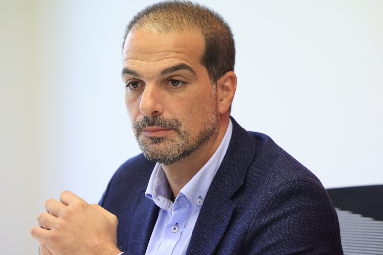 Σακελλαρίδης για Γεωργιάδη: Για να έρθει κάποιος σε δύσκολη θέση, πρέπει να έχει «σπονδυλική στήλη»