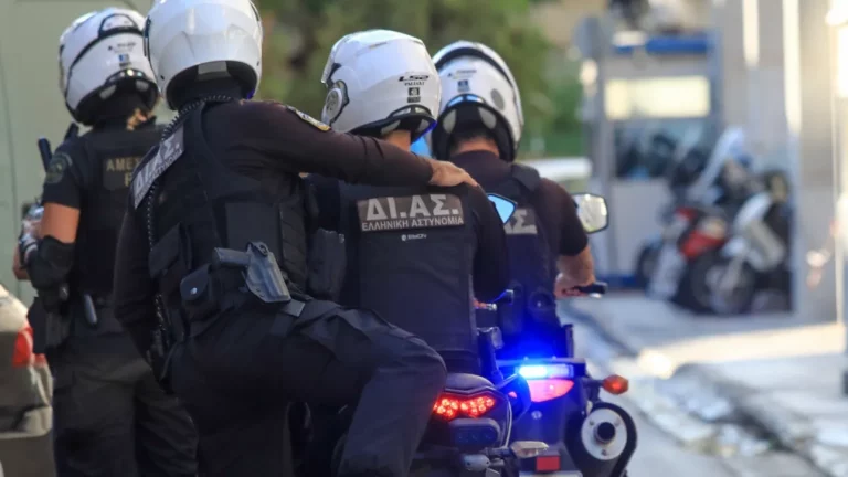 Άνω Λιόσια: Επίθεση με πέτρες και ξύλα σε ομάδα ΔΙΑΣ που καταδίωκε ύποπτο ΙΧ – Δάγκωσαν αστυνομικό