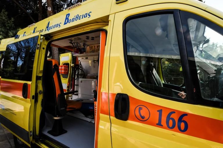 Ποινή φυλάκισης σε 69χρονο που επιτέθηκε σε διασώστες του ΕΚΑΒ που πήγαν να τον βοηθήσουν