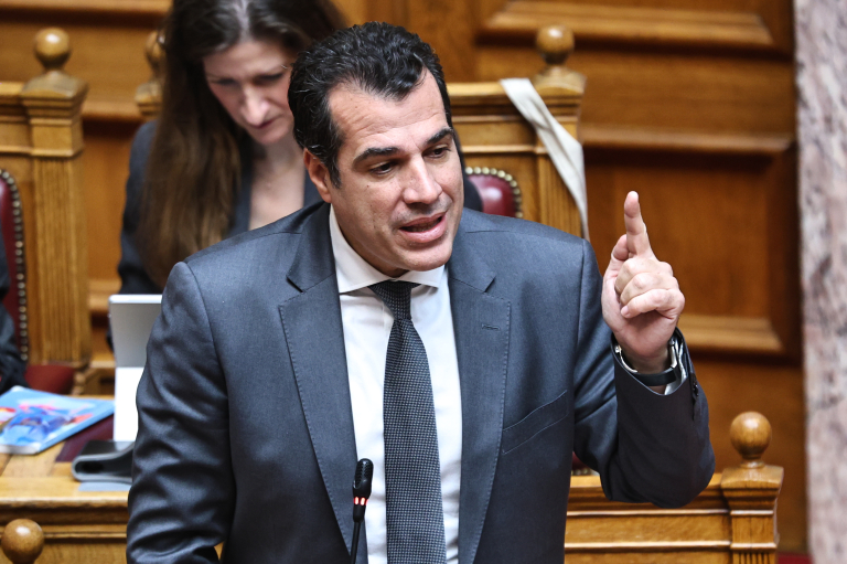 Ο Πλεύρης μοιράζει «ποινές»: Ζητά άρση αδειών παραμονής μεταναστών για τα περιστατικά σε Σύμη και Κηφισιά