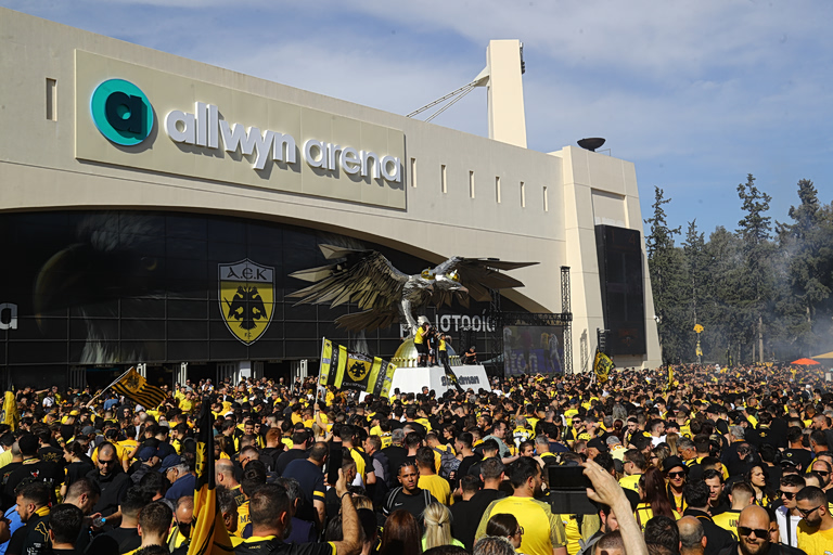 Μεγάλη ένταση έξω από την Allwyn Arena με την αστυνομία και οπαδούς